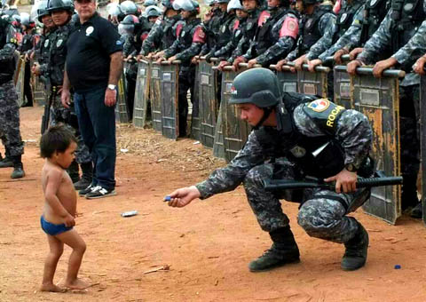 Invasores usam crianças como escudo